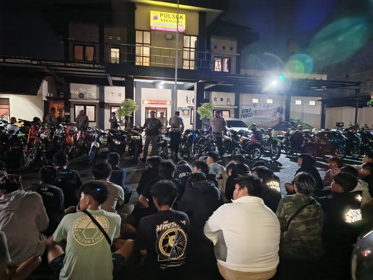 Puluhan kendaraan dan pemuda terciduk saat operasi balap liar yang digelar Polsek Kartasura bersama Jatanras Polda Jateng serta Pospam 03 Ops Lilin Candi 2024 Polres Sukoharjo, Sabtu (20/12) dini hari