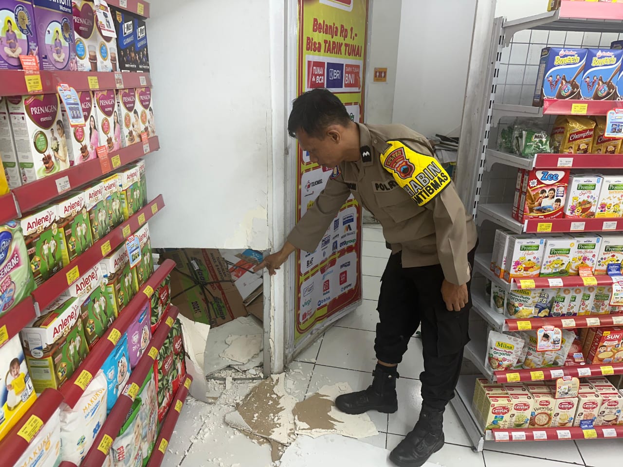 Polisi menggelar olah TKP pencurian di sebuah toko modern di Tegalduwur, Kecamatan Wonosari, Klaten, Minggu (22/12/2024). (Angga Purenda/Radar Solo)