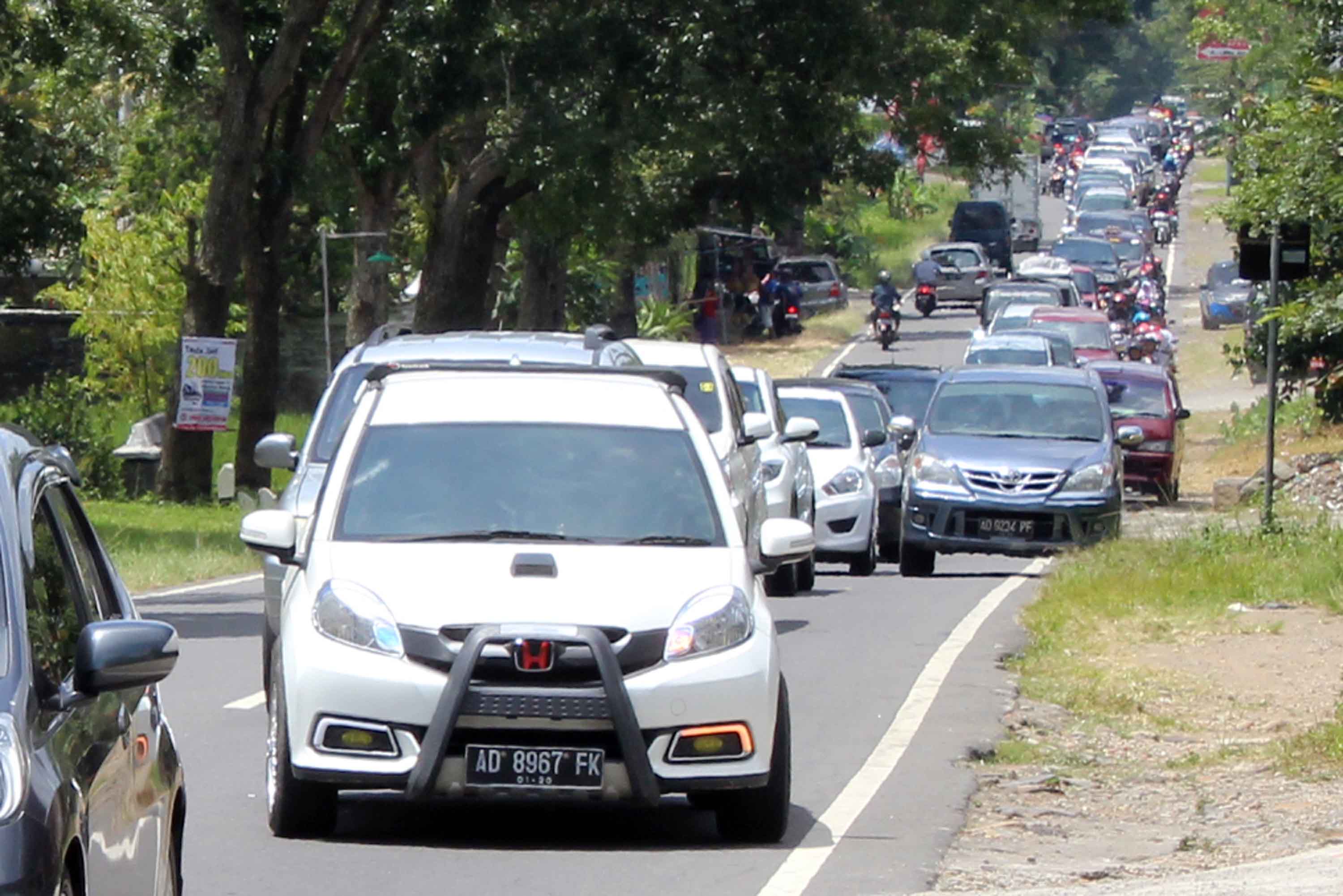 Kepadatan lalu lintas menuju kawasan wisata Gunung Lawu di Karanganyar. (Adi Prasetyawan/Radar Solo)