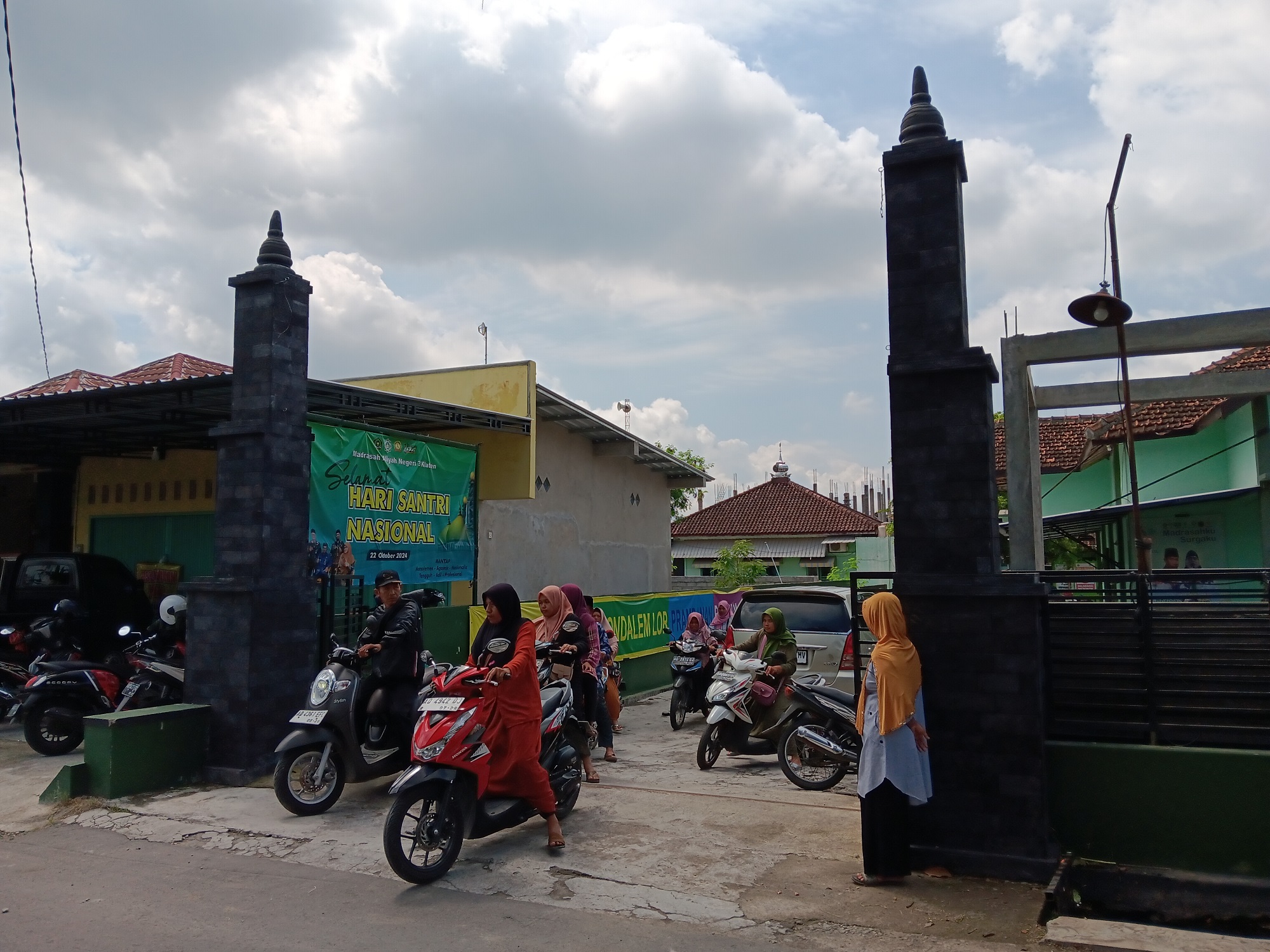 Wali murid MAN 3 Klaten menggeruduk sekolah mendesak kepala sekolah mundur, Senin (23/12/2024). (Angga Purenda/Radar Solo)