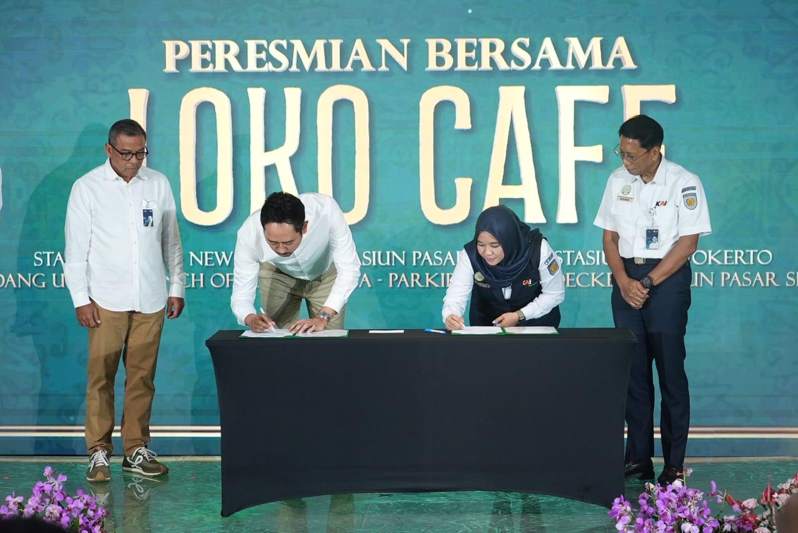 BRI, KAI serta anak usahanya PT Reska Multi Usaha mengimplementasikan pembayaran berbasis QRIS di Resto on Train dan Loko Cafe. Seremoni kerja sama dilakukan, Senin (23/12/2024).