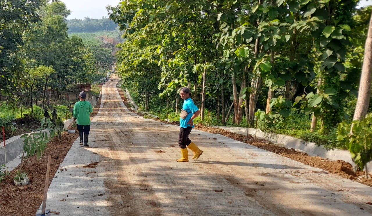 Jalan menuju gedung TC NPC di Karanganyar dalam tahap pembangunan, Senin (23/12/2024). (Rudi Hartono/Radar Solo)