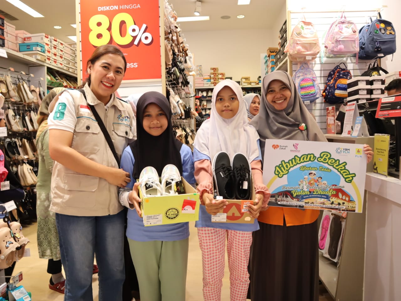 RIANG GEMBIRA: Srikandi PLN bersama Rumah Zakat ajak jalan-jalan ana-anak yatim dan duafa.