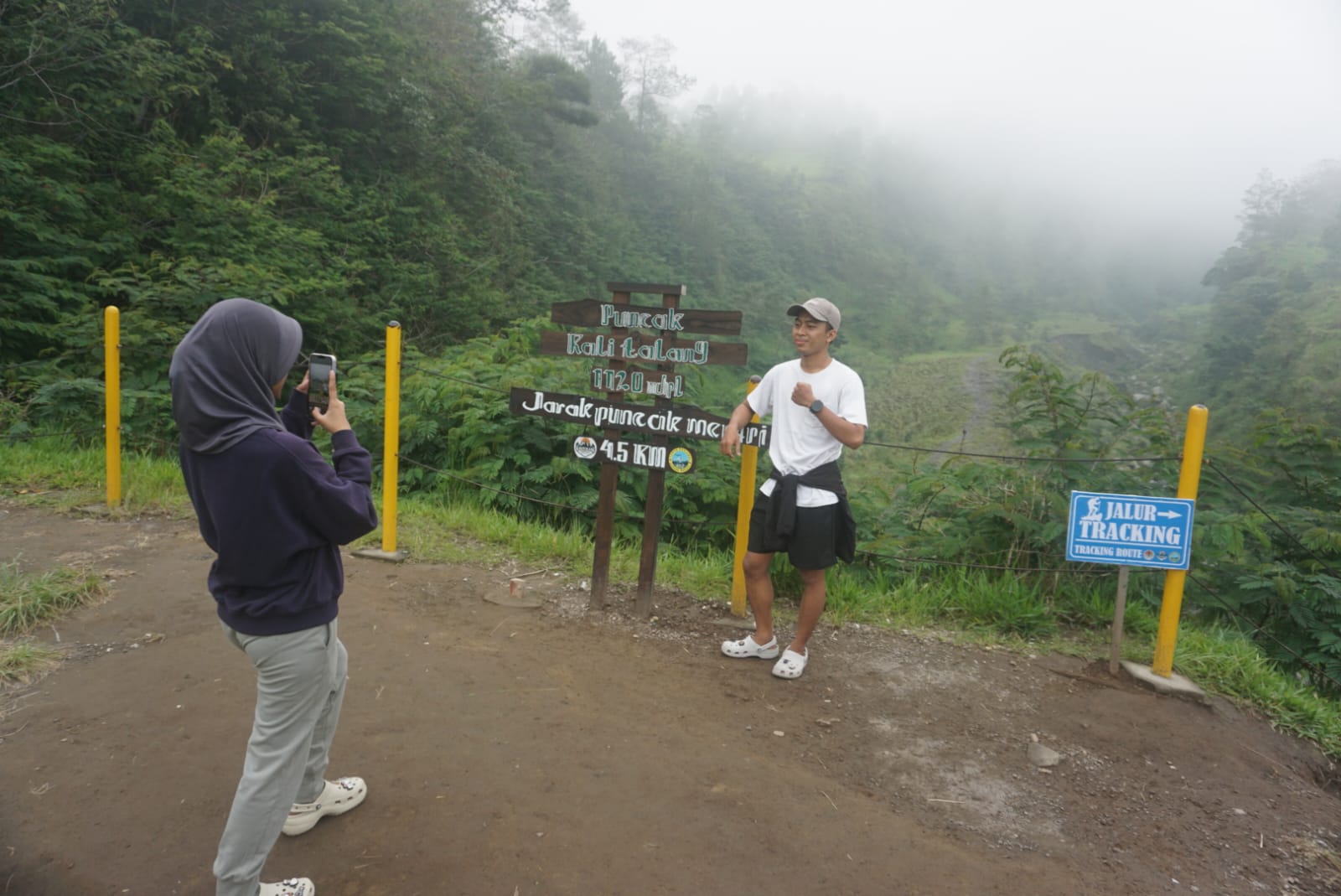 Wisatawan berfoto di depan lembah Gunung Merapi di Ekowisata Kali Talang, Desa Balerante, Kecamatan Kemalang, Klaten. (Angga Purenda/Radar Solo)