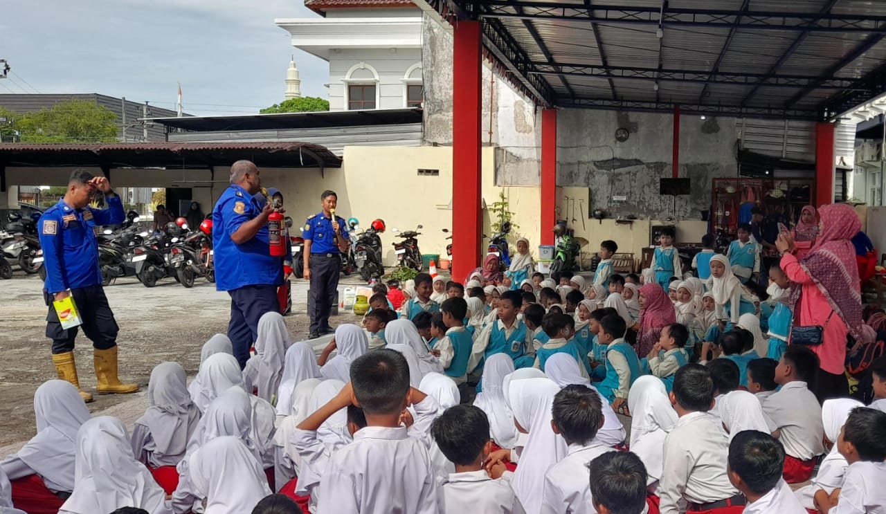 Siswa SD dan TK outing class belajar alat pemadam kebakaran di Kantor Damkar Karanganyar. (Rudi Hartono/Radar Solo)