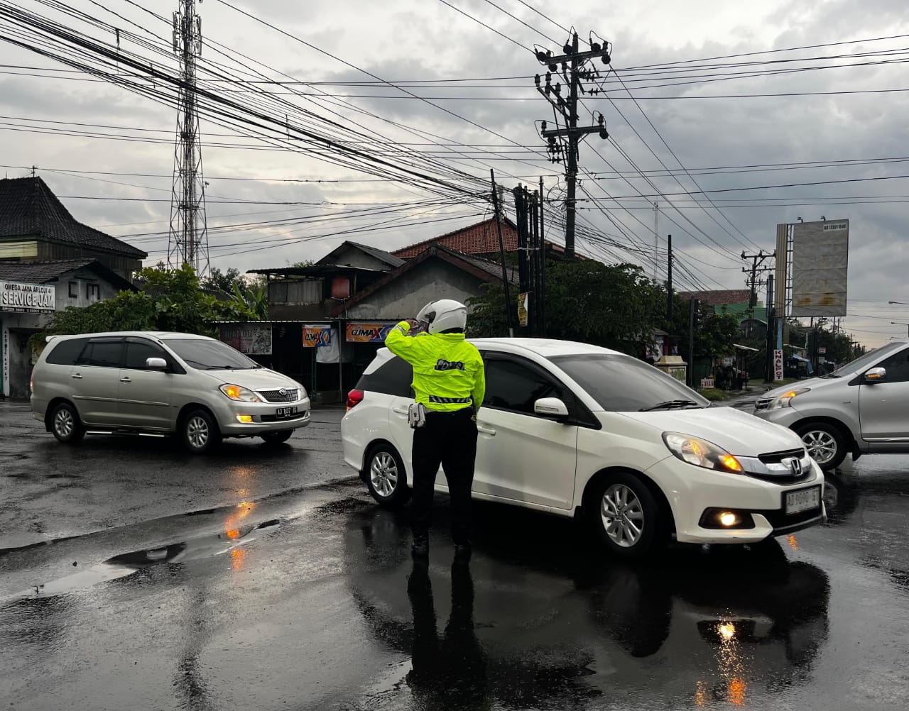 Kepadatan lalu lintas di simpang empat Kebakkramat, Karanganyar sebelum masuk gerbang tol Kebakkramat, Senin (23/12/2024) pagi. (Rudi Hartono/Radar Solo)