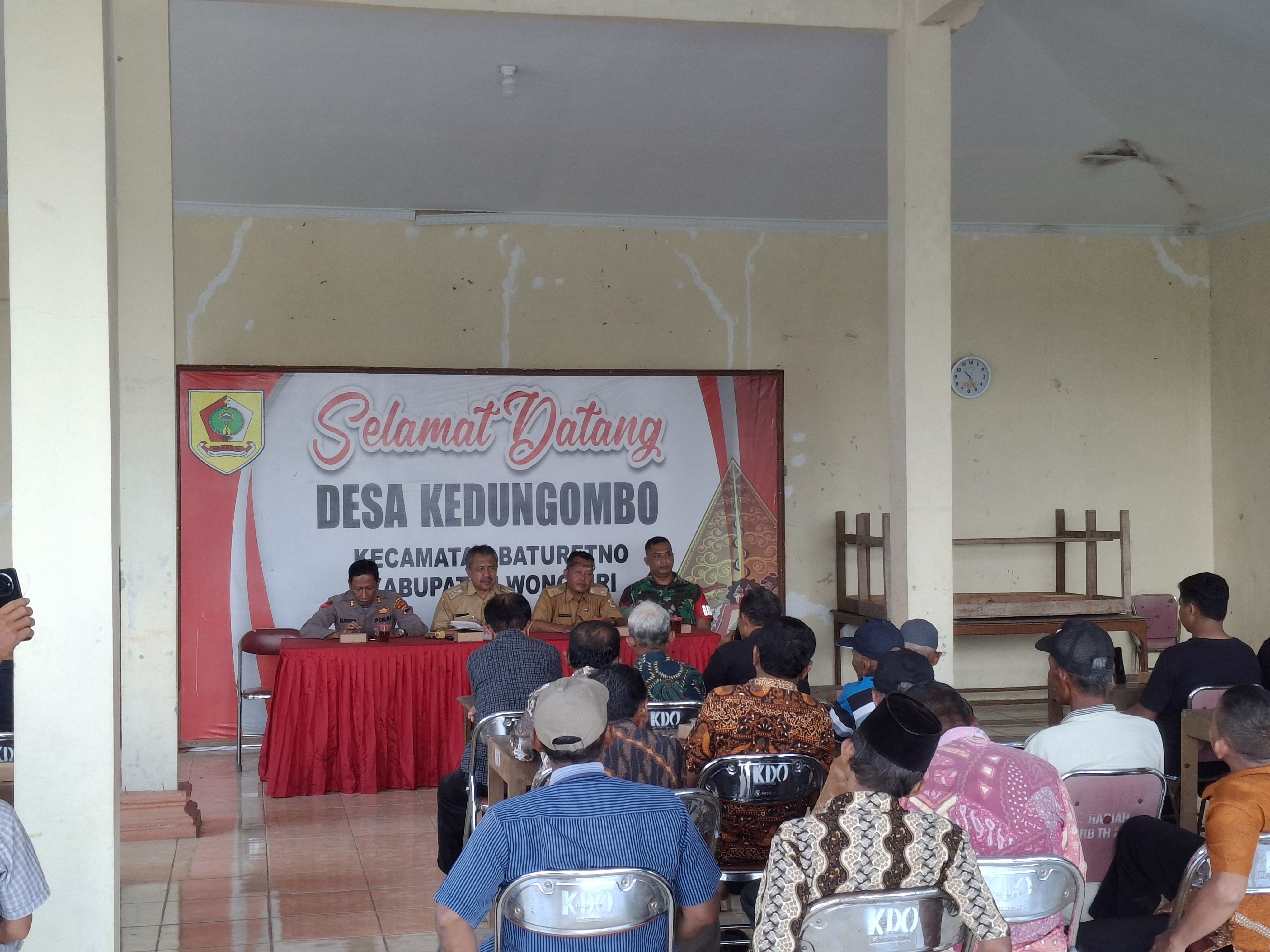 Audiensi di Balai Desa Kedungombo, Baturetno, Wonogiri, Senin (23/12/2024) bersama Forkompimcam Baturetno.