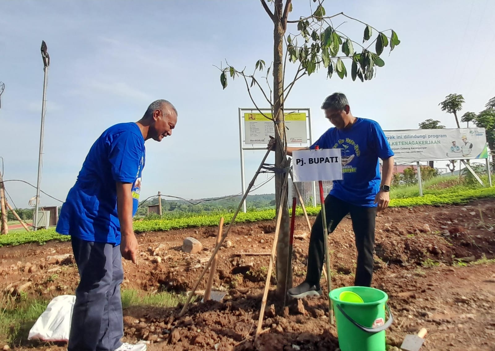 Pj Bupati Karanganyar Timotius Suryadi saat menanam bibit pohon di dekat Training Center NPC di Kelurahan Delingan, Kecamatan Karanganyar dalam program Ijo Royo-royo. (Rudi Hartono/Radar Solo)