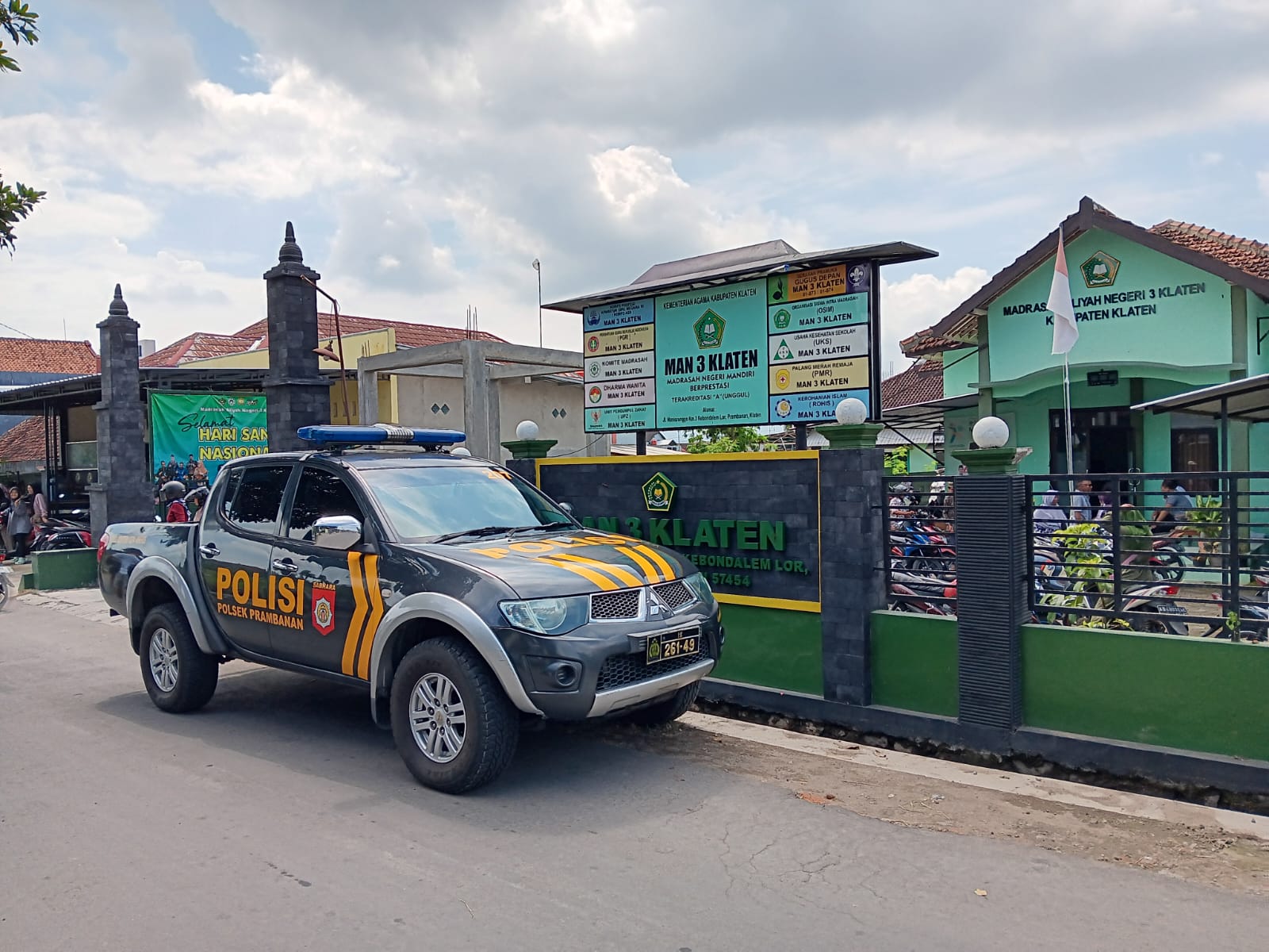 MAN 3 Klaten dijaga ketat kepolisian setelah digeruduk orang tua siswa, Senin (23/12/2024). (Angga Purenda/Radar Solo)