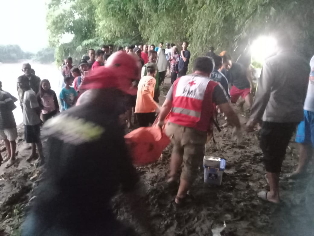 Proses evakuasi jasad perempuan dari Sungai Bengawan Solo di Desa Patihan, Kecamatan Sidoharjo, Sragen pada Senin (23/12/2024) sore. (Ahmad Khairudin/Radar Solo)