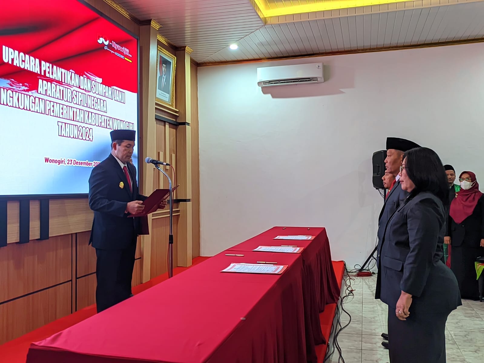 Bupati Wonogiri Joko Sutopo melantikan pejabat baru di Ruang Kahyangan kompleks Setda Wonogiri, Senin (23/12/2024).