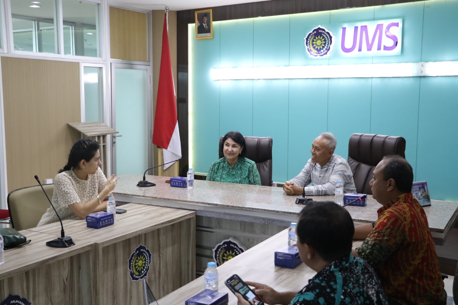 BERSINERGI: Suasana pertemuan antara Bukhara University of Innovation dengan UMS di Ruang Sidang Rektorat Gedung Induk Siti Walidah UMS.