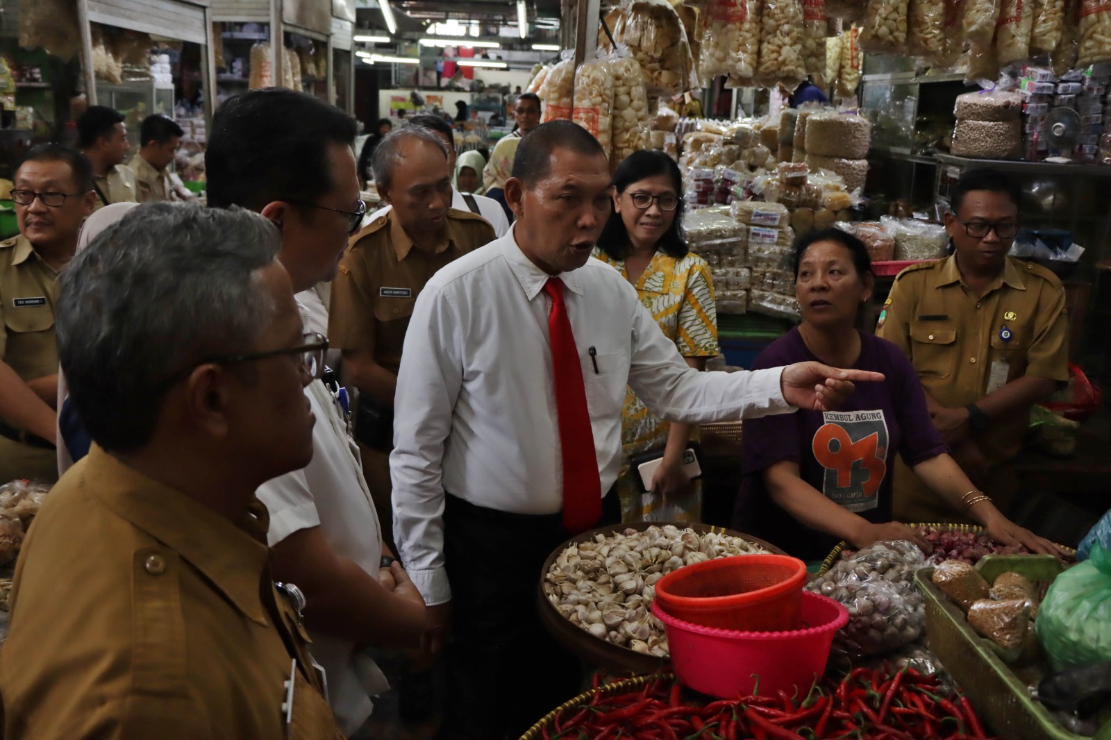 SIDAK: Wali Kota Solo Teguh Prakosa berbincang dengan pedagang sayuran di Pasar Gede, Senin (23/12/2024).