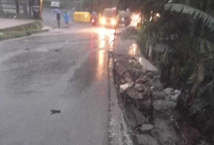 Tangkapan layar video banjir lumpur di kawasan wisata Kemuning, Ngargoyoso, Karanganyar pada Senin (23/12/2024) sore. (Rudi Hartono/Radar Solo)