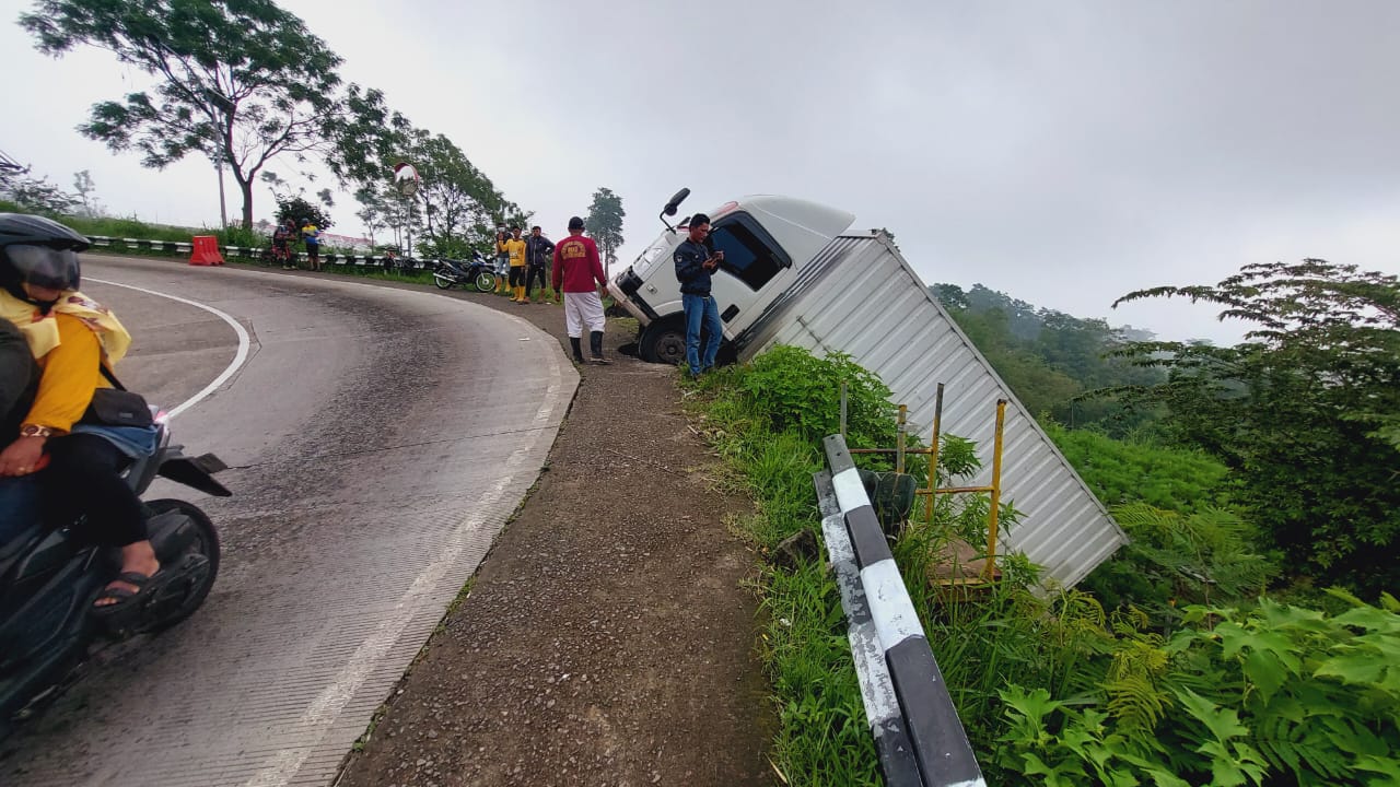 Truk trailer terperosok ke ladang warga sedalam 6 meter di kawasan tikungan Irung Petruk Cepogo Boyolali, Selasa (24/12/2024).
