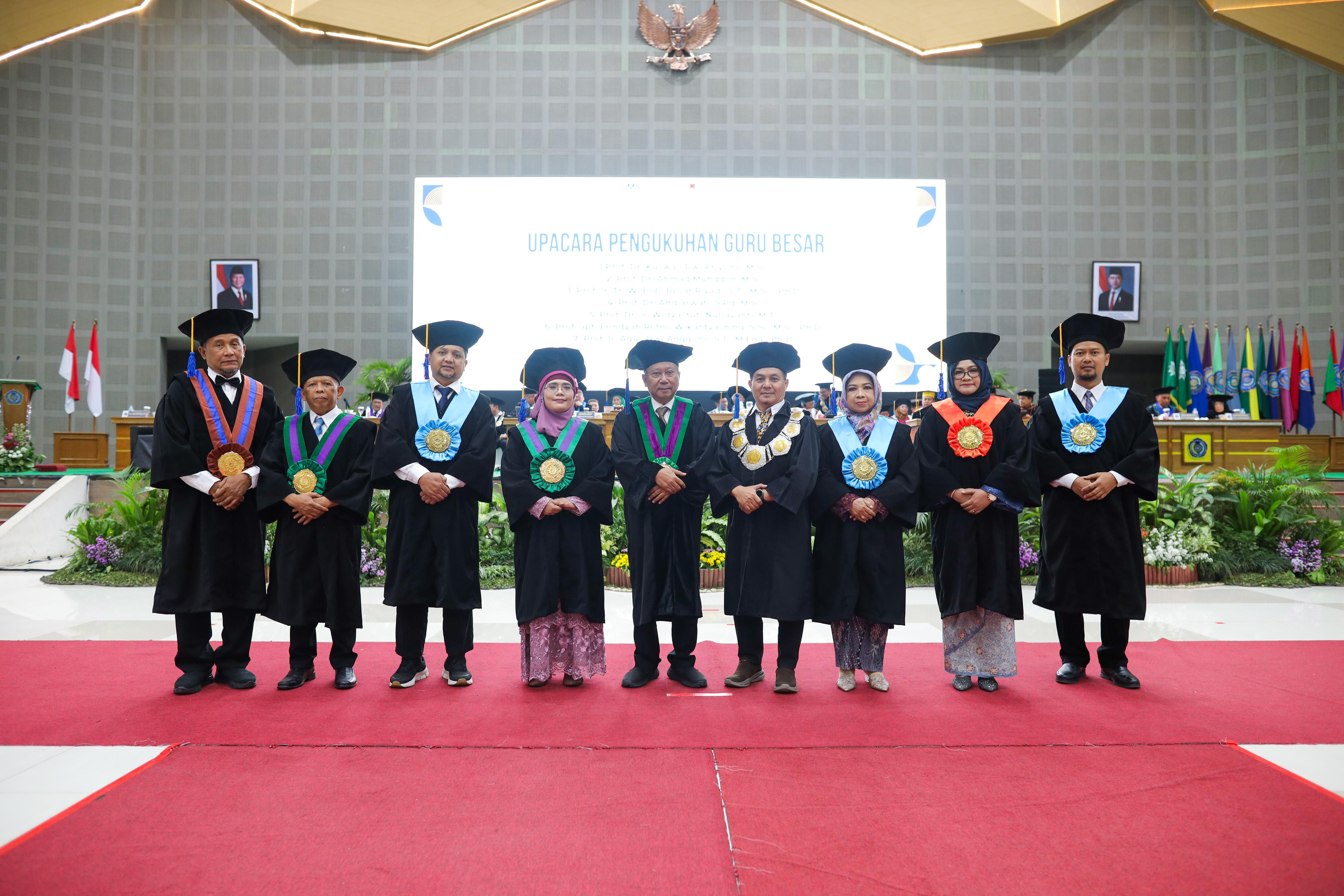 Rektor UMS Sofyan Anif (tengah) mengukuhkan tujuh guru besar baru UMS di Edutorium KH Ahmad Dahlan UMS, Senin (23/12).