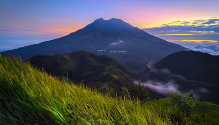 Keindahan pemandangan Gunung Lawu saat sunrise dari Bukit Mongkrang.