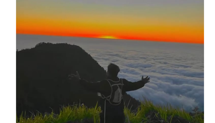 Menikmati detik-detik matahari terbit dari Bukit Mongkrang.