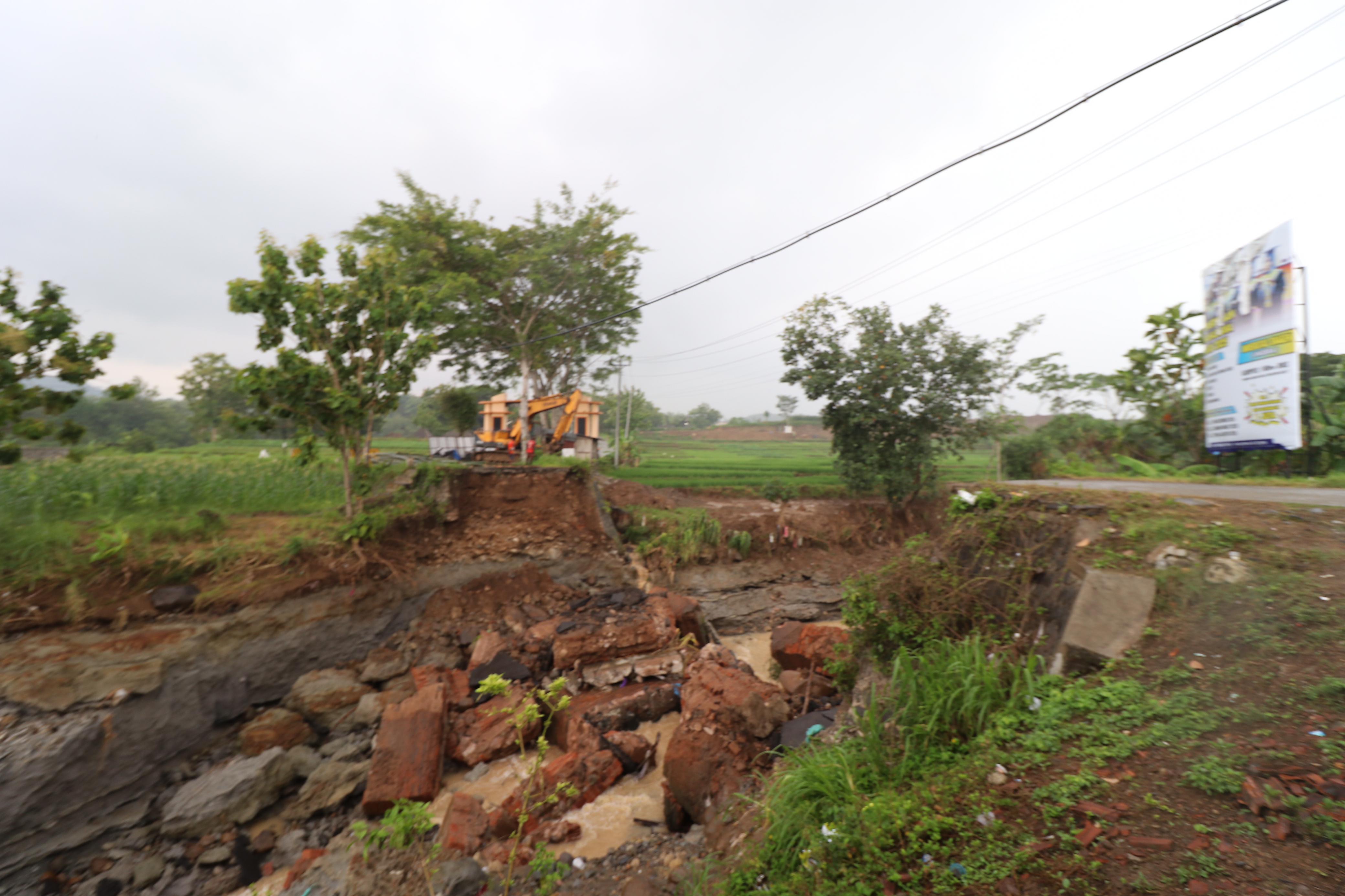 Jembatan Winong penghubung Jateng-Jatim di Sragen yang ambrol. (Ahmad Khairudin/Radar Solo)