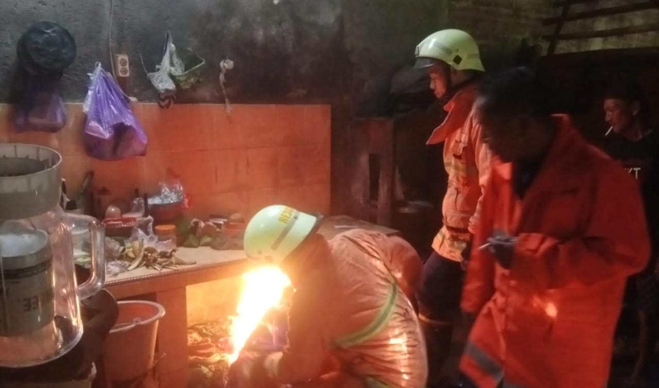 Tim damkar Sragen padamkan api di rumah warga Desa Jetak, Sidoharjo, Sragen pada Selasa (24/12/2024). (Ahmad Khairudin/Radar Solo)