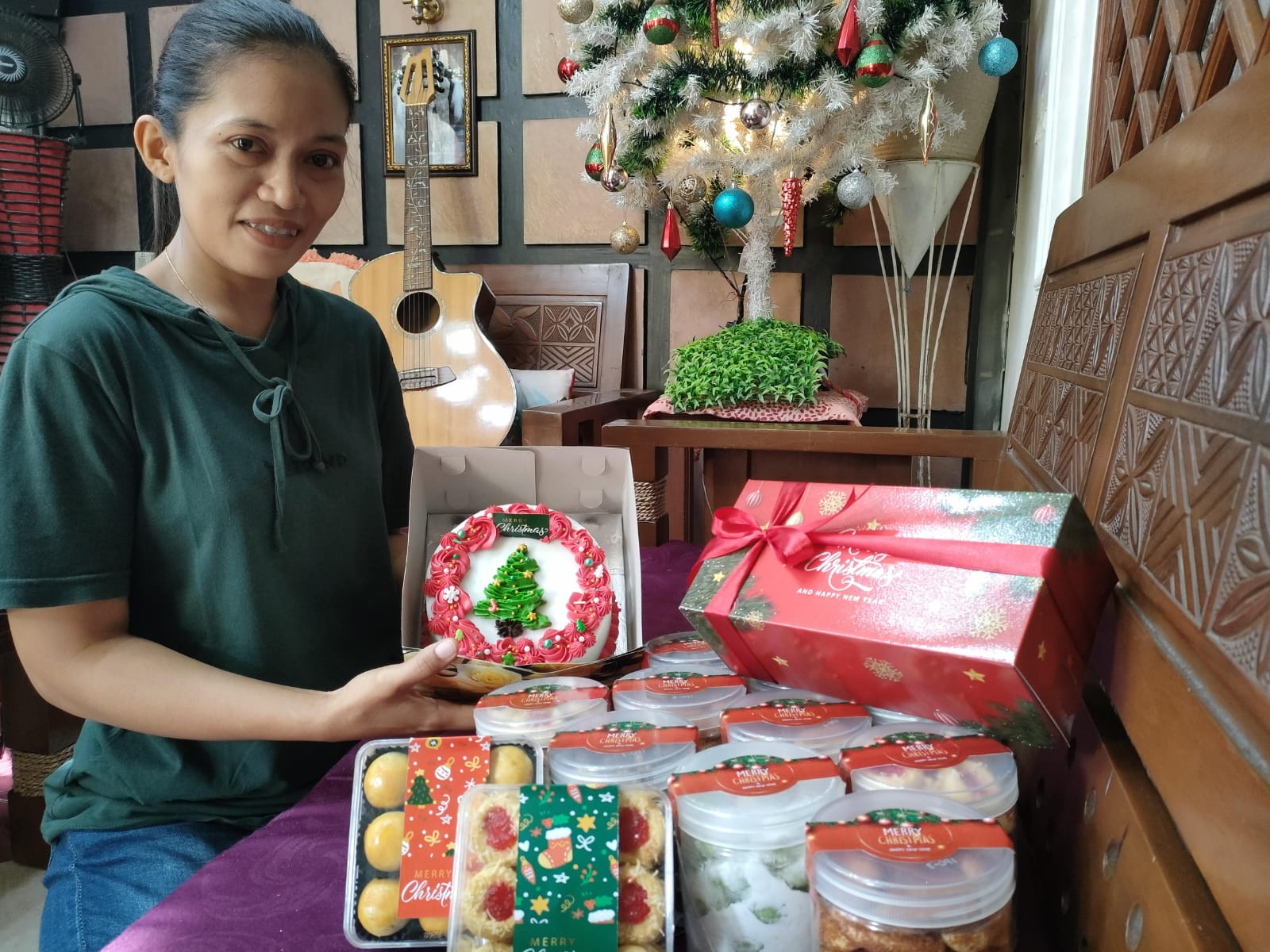 Rindu Ari Astuti memperlihatkan pesanan hampers Natal dari konsumen. (Silvester Kurniawan/Radar Solo)