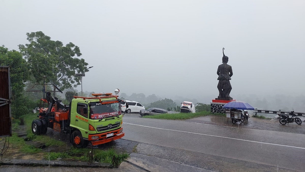 Mobil derek bersiap mengevakuasi  truk trailer yang terperosok di tikungan Irung Petrung, Cepogo, Boyolali, Selasa (24/12/2024).