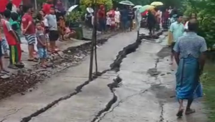 Warga Desa Gading, Kecamatan Tanon digegerkan dengan kejadian tanah ambles dan jalan terbelah usai hujan berjam-jam, Selasa (24/12) sore.
