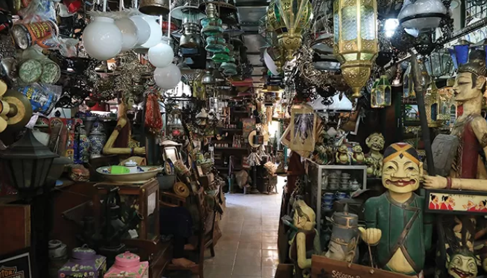 Beragam barang antik  di Pasar Triwindu.