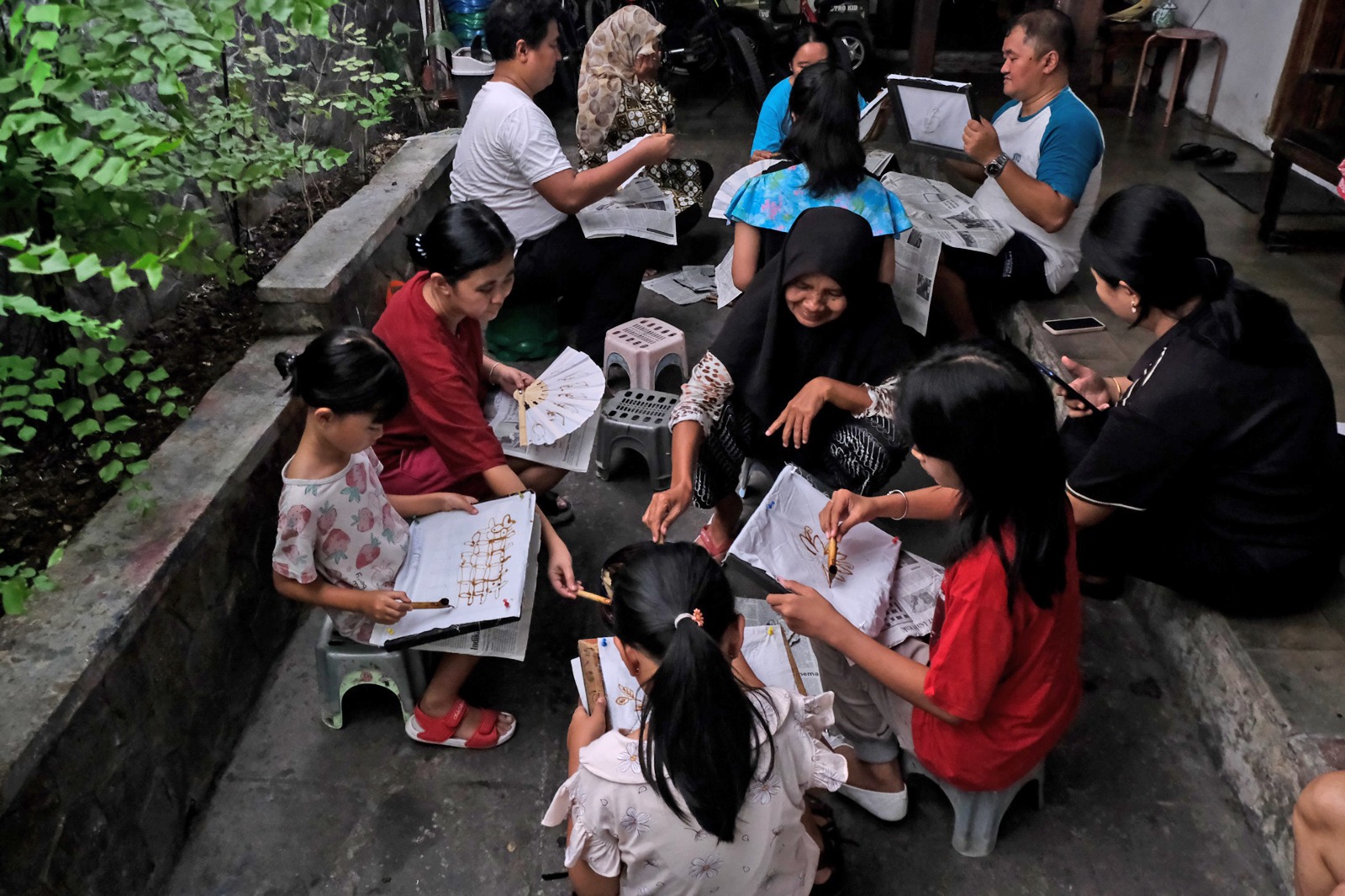 TERAMPIL: Anak-anak belajar membatik di Kampung Batik Laweyan.