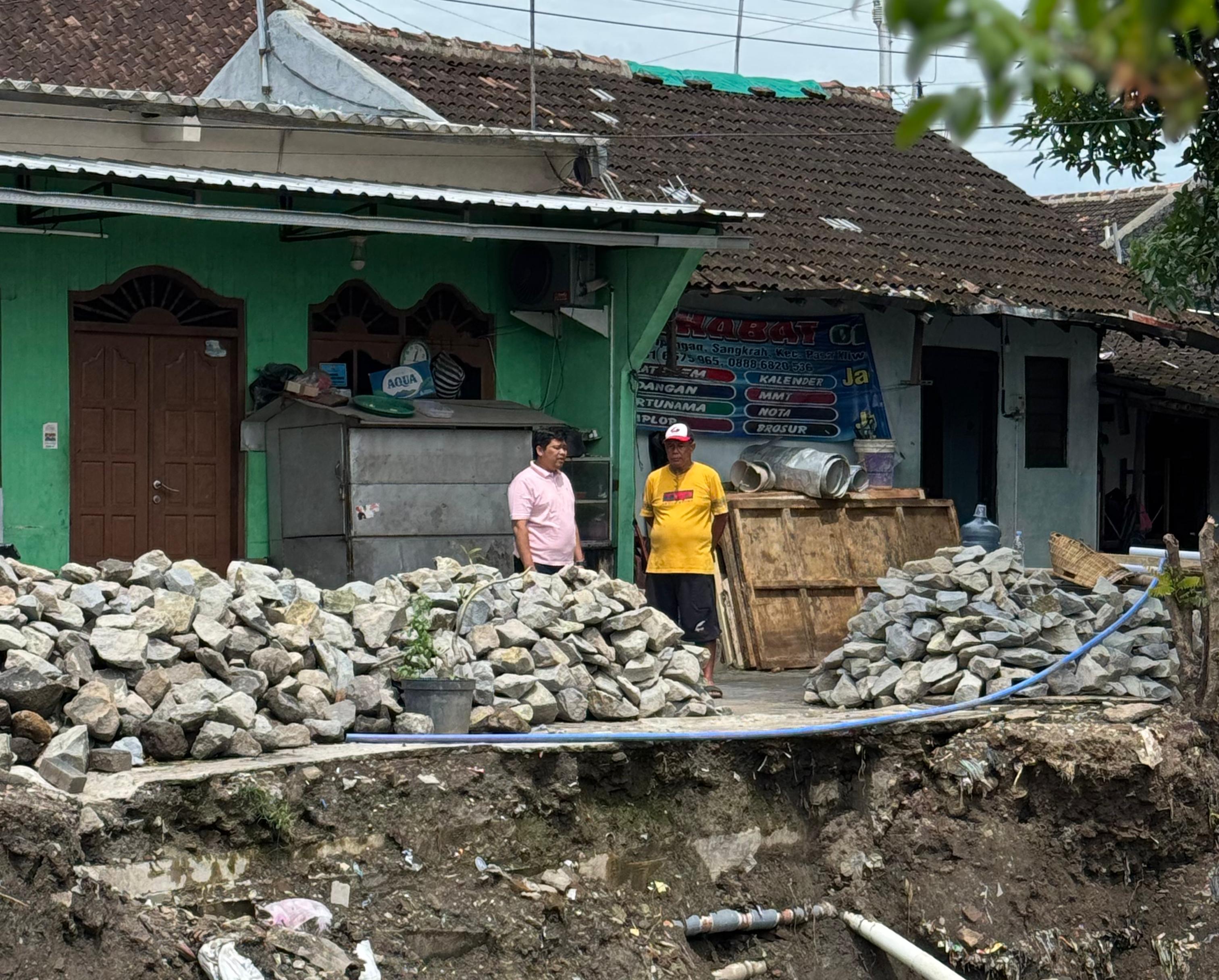 Anggota DPRD dari Fraksi PDIP Kota Solo, Baruna Wasita Aji berkoordinasi dengan pekerja dari BBWSBS yang memperbaiki talut di RT 2 RW 1 Sangkrah, Kamis (26/12/2024).