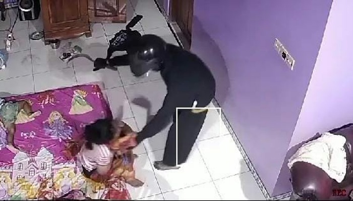 Tangkapan layar aksi pencurian dengan senjata celurit di Kelurahan Gayamdompo, Karanganyar. (Rudi Hartono/Radar Solo)