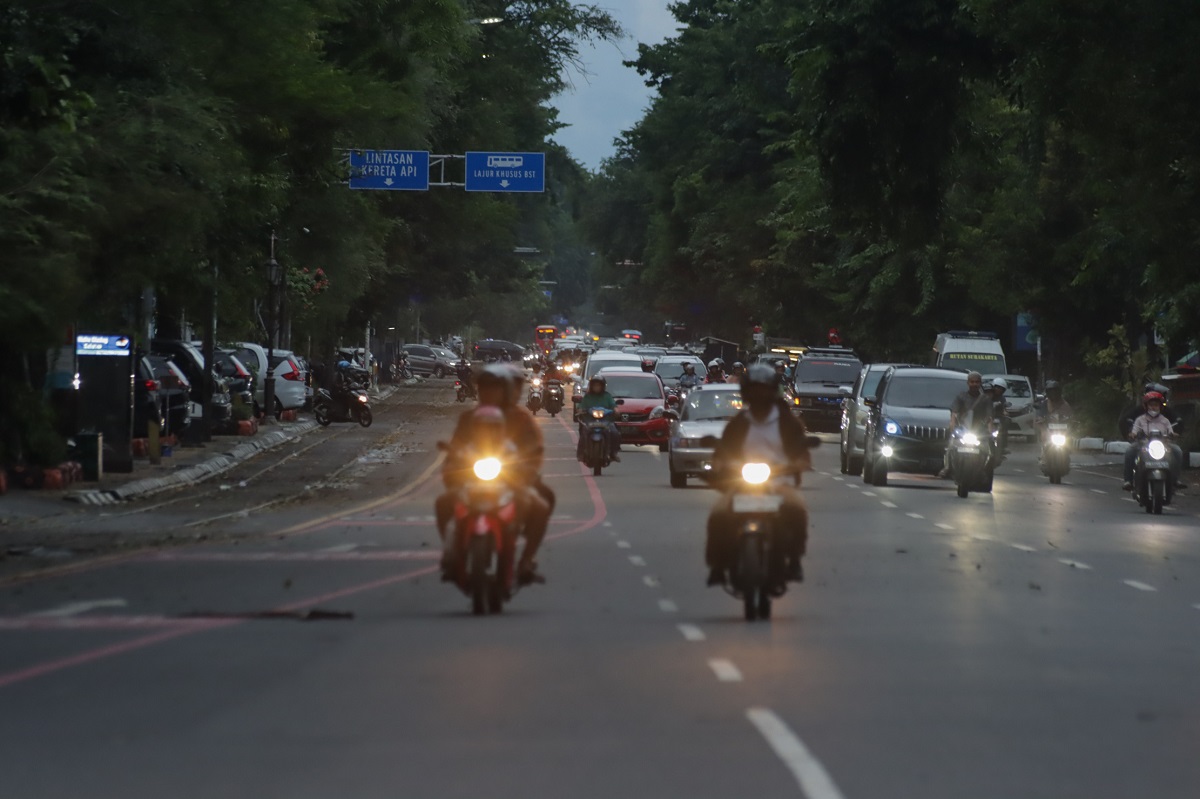 Kendaraan roda dua dan roda empat melintas di Jalan Slamet Riyadi, Kamis (26/12/2024).