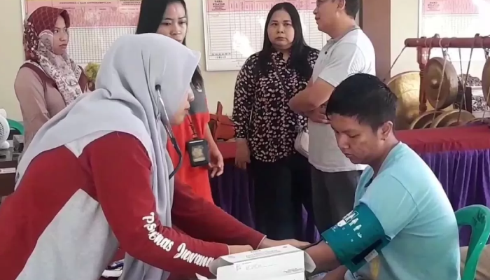 Warga Desa Tluwah, Juwana mendatangi posko kesehatan di balai desa setempat (25/12).