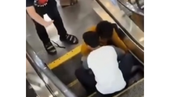 Tangkapan layar detik-detik evakuasi balita yang terjepit di eskalator mall di Jakbar.