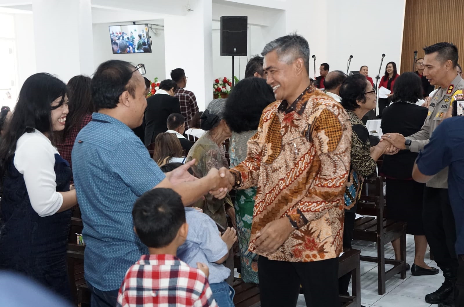 Pj Bupati Karanganyar Timotius Suryadi meninjau sejumlah gereja saat Natal, Rabu (25/12/2024). (Rudi Hartono/Radar Solo)