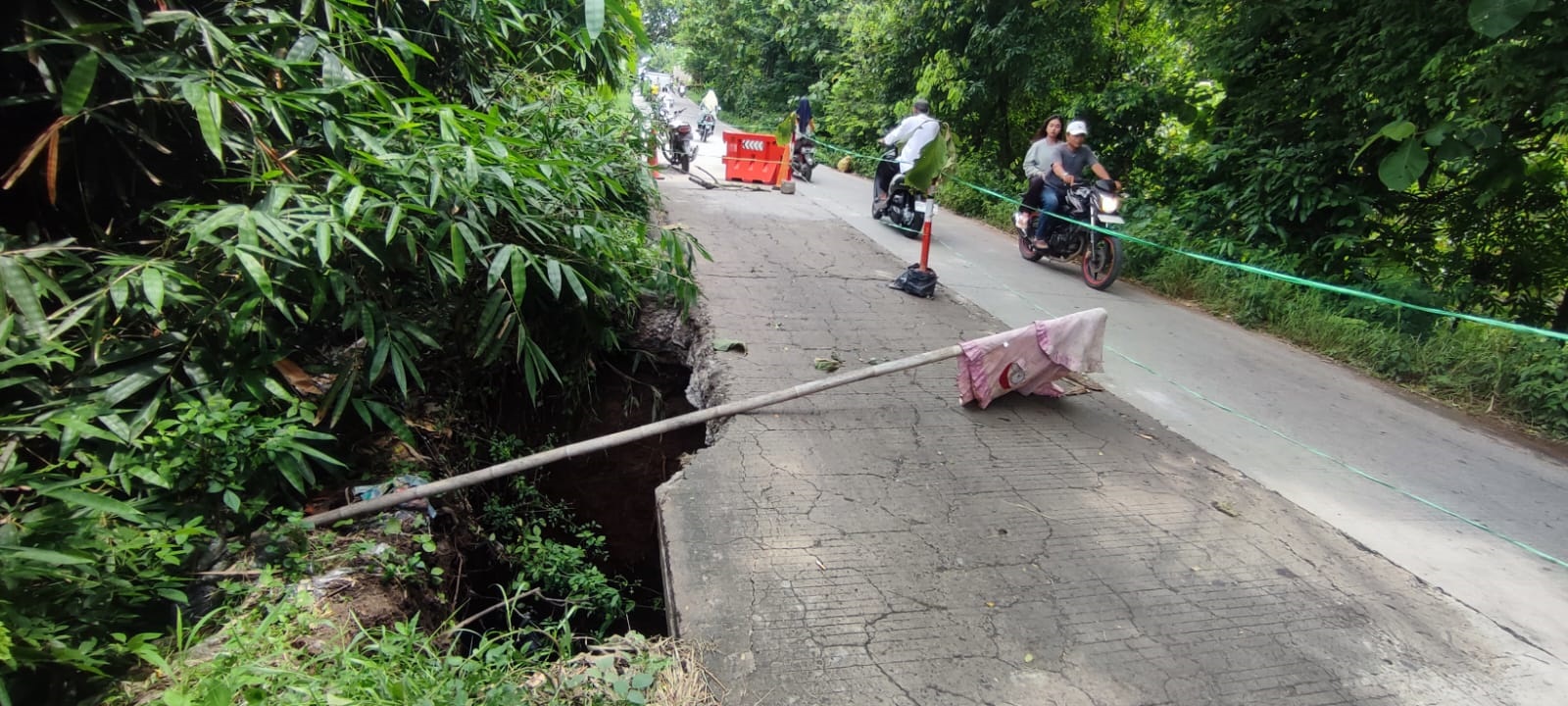Kondisi jalan Tanon-Sumberlawan di Sragen yang rawan longsor. (Ahmad Khairudin/Radar Solo)