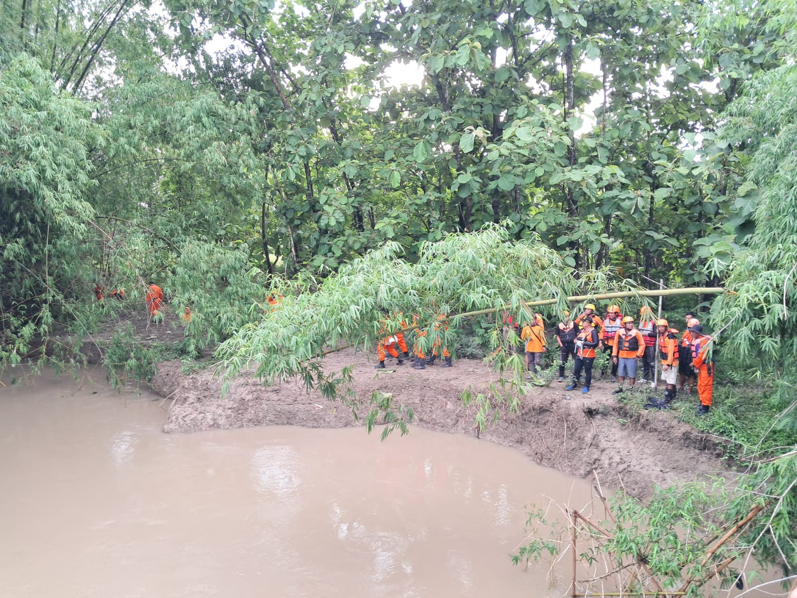 Pencarian korban hanyut di Sungai Suwatu, Kecamatan Tanon, Sragen, Kamis (26/12/2024). (Ahmad Khairudin/Radar Solo)