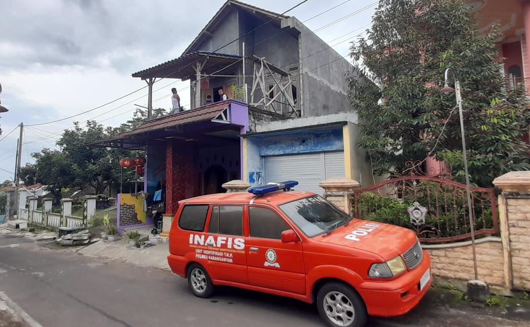 Satreskrim Polres Karanganyar olah TKP percobaan pencurian di Dusun Sembung, Kelurahan Gayamdompo, Kecamatan Karanganyar pada Kamis (26/12/2024). (Rudi Hartono/Radar Solo)
