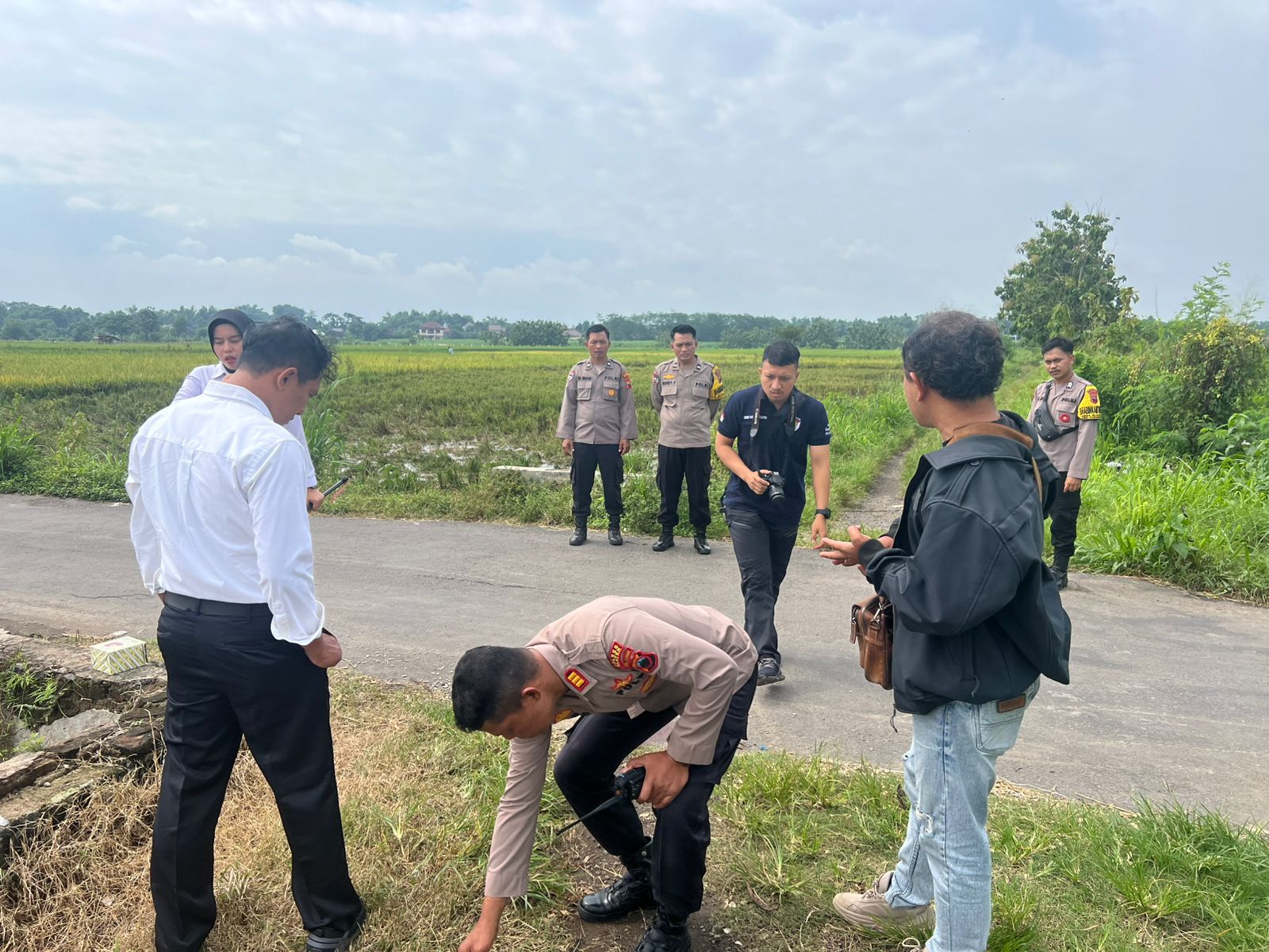 Polisi olah TKP penemuan perempuan asal Ambarawa, Semarang yang dianiaya teman kecannya di Karangnom, Klaten. (Angga Purenda/Radar Solo)