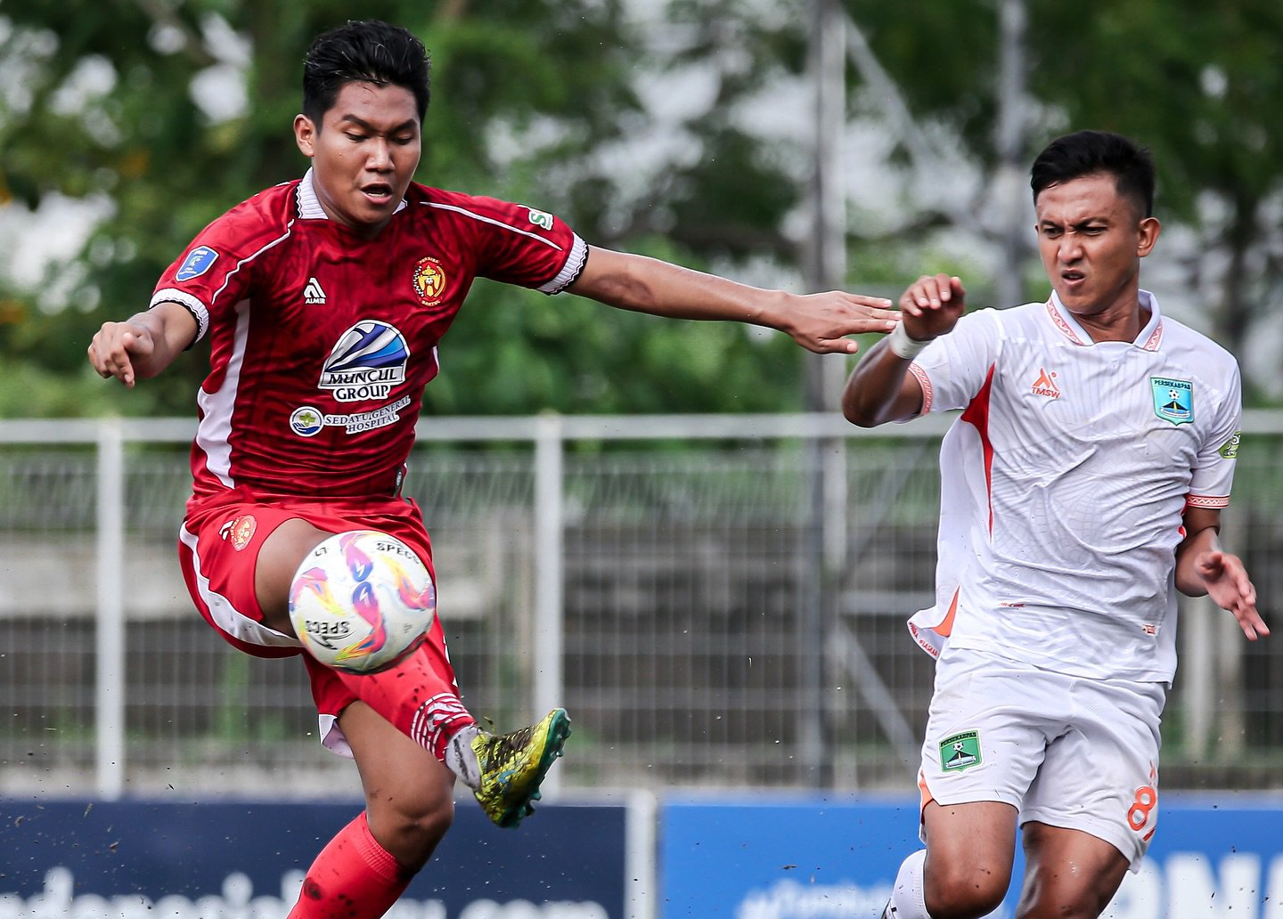 Laga&nbsp;Persekabpas Pasuruan melawan Persiba Bantul di Stadion Gelora Samudra Kuta, Jumat (27/12/2024).