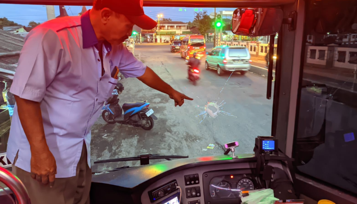 Kondisi armada Trans Jateng Koridor VII Solo-Wonogiri yang dilempar batu oleh orang tak dikenal, Jumat (27/12) sore.