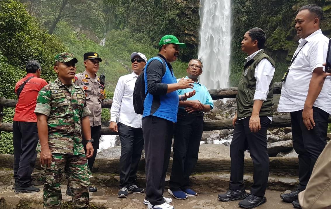 Menteri Kehutanan (Menhut) Raja Juli Antoni (dua dari kanan) saat kunjungan kerja di Grojogan Sewu di Tawangmangu, Karanganyar, Jumat (27/12/2024). (Rudi Hartono/Radar Solo)