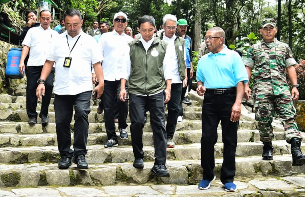 Menteri Kehutanan (Menhut) Raja Juli Antoni (tengah) kunjungan kerja di Taman Wisata Alam (TWA) Grojogan Sewu, Kabupaten Karanganyar, Jawa Tengah, Jumat (27/12/2024). (Rudi Hartono/Radar Solo)