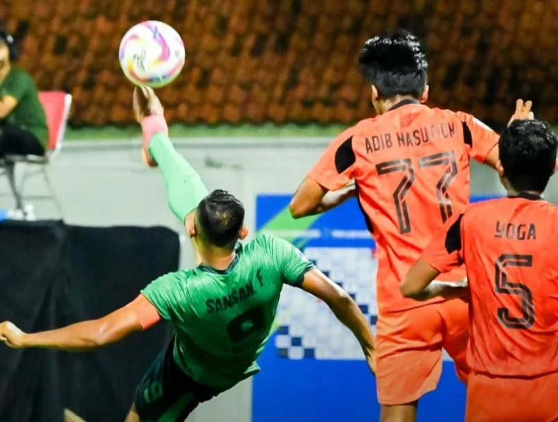 Laga Tornado FC vs Persikab Bandung Stadion Lapangan Kota Barat, Solo, Jumat malam (27/12/2024).