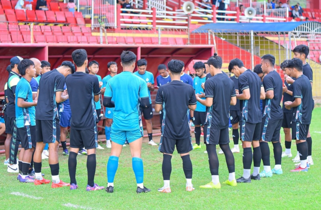BERSIAP: Skuad Persika Karanganyar saat berlatih di Stadion Moh. Sarengat, Batang, Jumat (27/12)