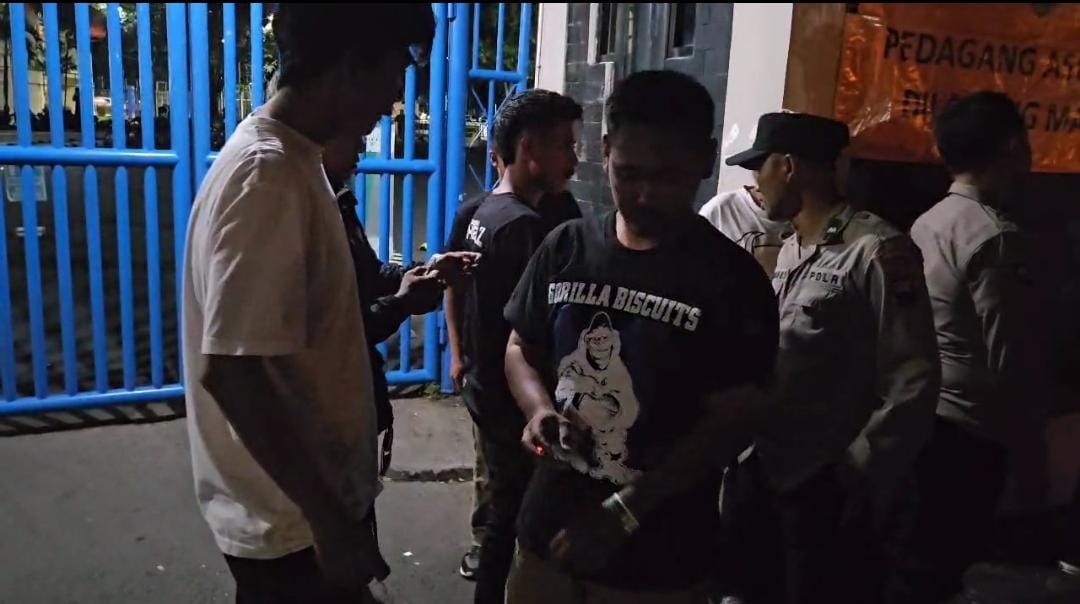 Beberapa suporter PSS Sleman dicek oleh Tim Sparta Polresta Solo Jumat malam (27/12/2024).