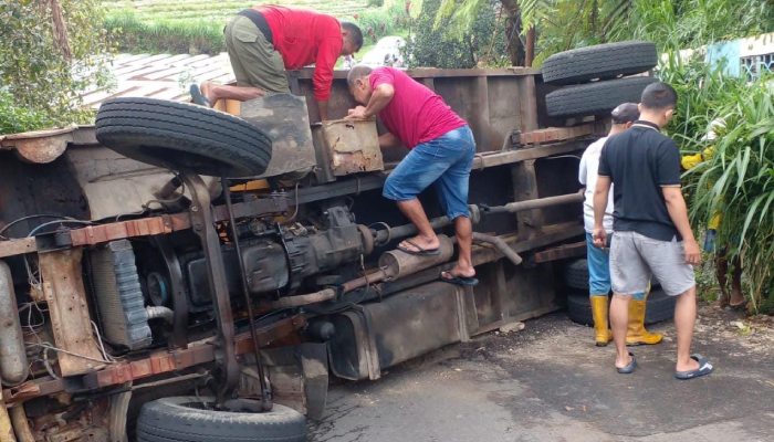 Proses evakuasi truk bermuatan alat berat jenis stum yang terguling di jalur tanjakan&nbsp;Dusun Ngranten, Desa Puntukrejo, Kecamatan Ngargoyoso, Karanganyar, Sabtu (28/12).