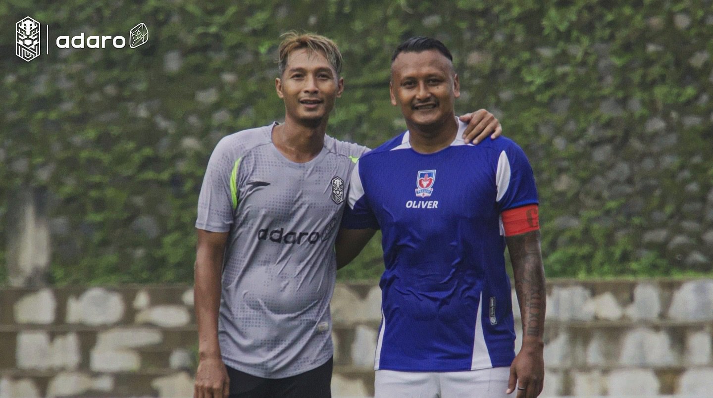 Striker Nusantara United Qischil Gandrum Minny (kiri) dan kapten Persebi Boyolali Joko Sasongko di Stadion Kebi Giro.