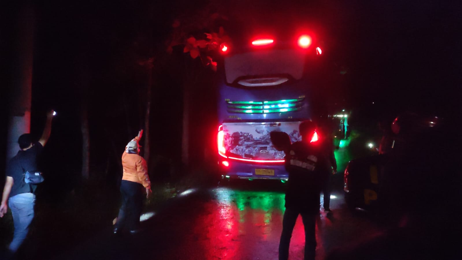 Petugas bantu bus pariwisata yang tersesat di jalur hutan Tunggangan, Kecamatan Jatiroto, Wonogiri kembali ke jalur yang benar, Minggu (29/12/2024).