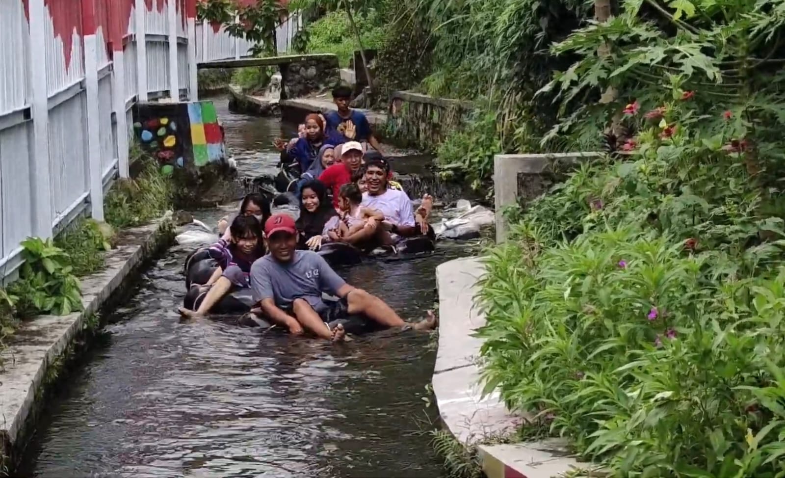 Pengunjung menikmati serunya menyusuri saluran irigasi di objek wisata Desa Nepen, Kecamatan Teras, Boyolali.